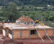 Estão sendo investidos mais de R$ 60 milhões para construção e ampliação de Centros de Ensino Profissional. Outros R$ 140 milhões encontram-se em fase de licitação ou projetos. 