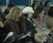 “Esse tipo de trabalho é importante porque nós estamos lidando com várias situações, e esse tipo de informação complementa a nossa formação” disse Carla Gafo de Camargo (centro, de chapéu branco), professora do Paulo Leminski .