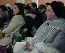 Karin Schelmann (direita), professora de geografia do Colégio Estadual Paulo Leminski. 