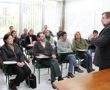 Vice-governador e secretário de Estado da Educação, Flávio Arns, conversa com profissionais que atuarão nas etapas da realização de obras, reparos e melhorias nas escolas estaduais.