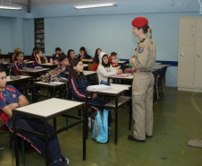 Estudantes tiveram palestras sobre segurança e preservação da vida e simularam abandono das salas de aula.