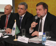 Vice-governador e secretário da Educação, Flávio Arns (direita) durante assinatura da adesão ao programa Crack Nós Podemos Vencer.