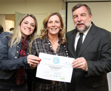 Diretora-auxiliar Ana Maria Veiga, diretora Maria Ivonete Favarin e vice-governador e secretário da educação Flávio Arns.