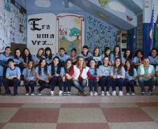 Diretora Maria Ivonete Favarin e alunos da Escola Estadual Dom Orione.