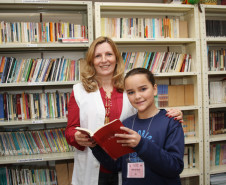 Diretora Maria Ivonete Favarin e aluna da Escola Estadual Dom Orione.