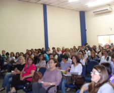 No NRE de Maringá, Secretaria promove curso de formação que relaciona conteúdos das disciplinas com as diretrizes da Prova Brasilsobre para 400 participantes.