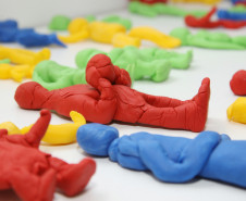 Atualmente 35 alunos cegos ou com baixo grau de visão da rede estadual de ensino participam de atividades em contraturno do projeto “Projeto ver com as mãos”, no Instituto Paranaense dos Cegos (IPC), em Curitiba.