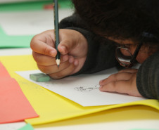 Uma delas é a aluna Dayana Esther Pinheiro, 16 anos que gosta de expressar o que sente através dos seus desenhos. “Eu acho muito interessante poder aprender outras coisas que geralmente não conhecemos. Quando não estou aqui (projeto) eu sinto muita falta e sempre tenho vontade de voltar. É bom estar aqui”, revelou.