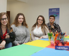 Cerca de 50 professores da rede pública estadual participaram de um curso de capacitação no final de julho para trabalharem com alunos com deficiência visual. 