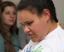 Depois de freqüentar a escola regular, os alunos vão para o instituto onde participam de atividades educacionais e culturais com oficinas pedagógicas.