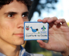 Quanto mais atividades estes jovens desenvolvem, mais emblemas (condecoração) recebem.