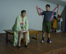 O evento previu exposição de ilustrações dos alunos, declamação de poesias, a exibição da peça “Quase um conto de natal”, do grupo de teatro erdidos no Palco, e uma sessão de cinema.
