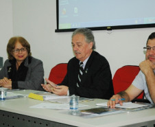 Segundo o secretário de Assuntos para a Copa do Mundo 2014, Mario Celso Cunha (centro), toda sociedade será beneficiada com estas propostas. “A educação esta inserida em diferentes áreas e as propostas elaboradas deste caderno auxilia tanto os alunos e professores quanto a sociedade. É um benefício para o estado, que como um todo aproveitará melhor as ações do maior evento do planeta”, disse.SEED apresenta Caderno de Orientações para a Copa