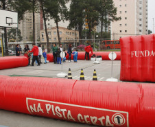 Pela primeira vez no Paraná, o Programa na Pista Certa é uma iniciativa privada, que possui métodos pedagógicos diferenciados, onde os visitantes realizam tarefas lúdicas e inovadoras, que simula o cotidiano das vias de trânsito da cidade.