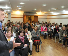 O encontro envolve famílias, escolas e secretarias de Estado para discutir políticas públicas que promovam a qualidade de vida das pessoas com deficiência intelectual e múltipla.