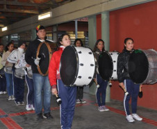 Alunos do Colégio Estadual Aníbal Khury Neto duratne ensaio da fanfarra.