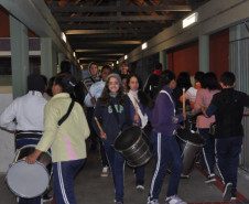 Alunos do Colégio Estadual Aníbal Khury Neto duratne ensaio da fanfarra.