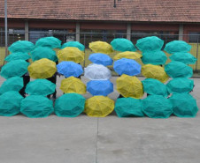 Alunos do Colégio Estadual Aníbal Khury Neto durante ensairo do mosaico da bandeira nacional feito com guarda-chuvas coloridos.