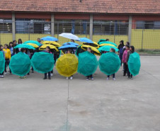 Alunos do Colégio Estadual Aníbal Khury Neto durante ensairo do mosaico da bandeira nacional feito com guarda-chuvas coloridos.