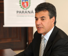 Cooperativas e associações terão 30 dias para confeccionar propostas para venda de produtos para merenda escolar. Valor é dez vezes maior do que aplicado em 2010. Paraná foi o primeiro Estado do País a conseguir viabilizar aquisição de gêneros alimentícios da agricultura familiar. 
