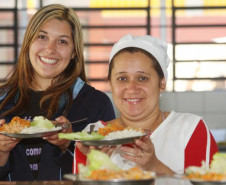 Cooperativas e associações terão 30 dias para confeccionar propostas para venda de produtos para merenda escolar. Valor é dez vezes maior do que aplicado em 2010. Paraná foi o primeiro Estado do País a conseguir viabilizar aquisição de gêneros alimentícios da agricultura familiar. 