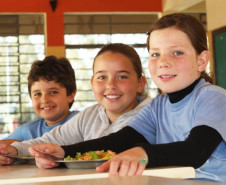 Cooperativas e associações terão 30 dias para confeccionar propostas para venda de produtos para merenda escolar. Valor é dez vezes maior do que aplicado em 2010. Paraná foi o primeiro Estado do País a conseguir viabilizar aquisição de gêneros alimentícios da agricultura familiar. 