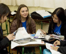 Estudantes de cinco escolas estaduais do bairro Boqueirão, em Curitiba, estão participando do curso Liderança no Varejo. Os 40 jovens, com idades entre 16 e 20 anos, cursam o ensino médio pela manhã ou à noite e, durante a tarde, frequentam o curso, que aborda desenvolvimento pessoal e social, tecnologia da informação, comunicação e relações de varejo.
