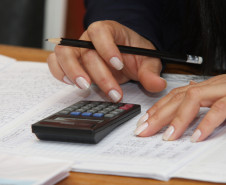 O investimento em professores e funcionários é uma das ações constantes da atual gestão. A Secretaria de Estado da Educação (SEED) realiza outros investimentos que beneficiam a comunidade escolar, entre eles a implantação das resoluções que reduzem o número de alunos por turmas e o novo porte das escolas.