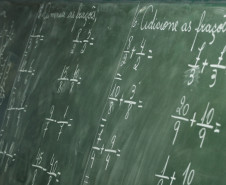 Para os 2.786 funcionários das escolas estaduais, entre eles secretários, técnicos administrativos, merendeiras e serviços gerais, vão ser pagos valores referentes às promoções concedidas quando o funcionário concluiu formação de acordo com os requisitos estipulados no Plano de Carreira do Quadro de Funcionários da Educação Básica (QFEB) e as progressões, relativas aos cursos realizados e também pela avaliação de desempenho.