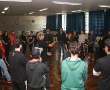 Os exercícios visam à divulgação da cultura brasileira e a discussão de temas ambientais como o ecossistema do cerrado e sustentabilidade.