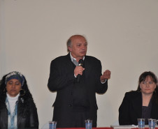 Cerca de 200 pessoas participam do evento. Uma delas é a professora da rede municipal de Maringá, Adelaide Polidoro Carnelós (esquerda). Circense de família cigana, para ela a discussão representa um avanço nas políticas públicas para o povo cigano. “Esse encontro é um progresso para que todos tenham seus direitos de cidadão garantidos”, afirmou.