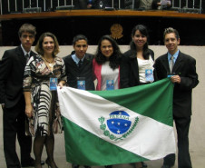 Da esquerda para a direita: Matheus Hismayller Damiani (CE Professor Floriano Peixoto), Monalisa Serpe (SEED), Geovane Couto da Silveira (CE João Ribeiro de Camargo), Isabela Cristine de Araujo (CE Albino Feijó Sanches), Ana Beatriz Rieke (CE Albino Feijó Sanches) e Fernando Moraes Muller (CE Eron Domingues).