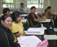 Indígenas de 16 aldeias do Paraná concluem nos próximos meses o curso de formação de docentes no Centro Estadual de Educação Profissional Newton Freire Maia, em Pinhais. Esta é a quarta turma a obter a certificação para exercer o magistério, atendendo à diversidade cultural e linguística das comunidades indígenas.