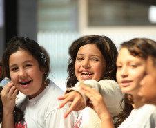 Estudantes pintaram os bancos e cercas, plantaram flores e penduraram nas árvores haicais e ilustrações da poetisa.