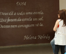 Evento celebra união entre alunos e professores, que transformaram espaço para incentivar leitura e homenagear poetisa paranaense.