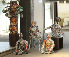 Evento celebra união entre alunos e professores, que transformaram espaço para incentivar leitura e homenagear poetisa paranaense.