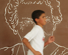 Evento celebra união entre alunos e professores, que transformaram espaço para incentivar leitura e homenagear poetisa paranaense.