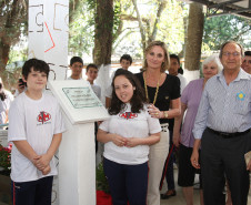 Comunidade escolar, representantes da SEED, do Núcleo Regional de Educação de Curitiba, da comunidade ucraniana, país do qual Helena Kolody foi descendente, e o cônsul honorário da Ucrânia participaram da solenidade de inauguração da praça.