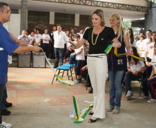 Evento celebra união entre alunos e professores, que transformaram espaço para incentivar leitura e homenagear poetisa paranaense.