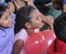 Apresentações comemoraram centenário de escritora paranaense. Em Curitia, Sareh expõe trabalho de alunos sobre poetisa.