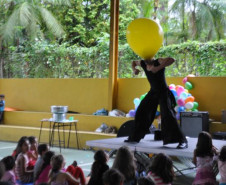 Apresentações comemoraram centenário de escritora paranaense. Em Curitia, Sareh expõe trabalho de alunos sobre poetisa.