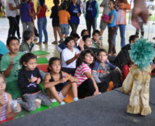 Apresentações comemoraram centenário de escritora paranaense. Em Curitia, Sareh expõe trabalho de alunos sobre poetisa.