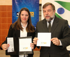Professora e inspetora de escola pública, Helena Kolody tem seu nome inserido no mundo da literatura por seus poemas e haicais.O selo personalizado é uma homenagem ao centenário de nascimento da poetisa.