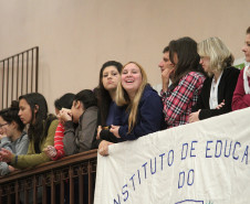 Professora e inspetora de escola pública, Helena Kolody tem seu nome inserido no mundo da literatura por seus poemas e haicais.O selo personalizado é uma homenagem ao centenário de nascimento da poetisa.