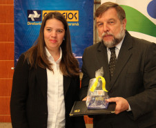 Professora e inspetora de escola pública, Helena Kolody tem seu nome inserido no mundo da literatura por seus poemas e haicais.O selo personalizado é uma homenagem ao centenário de nascimento da poetisa.