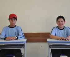 Allann Cristiann (direita), 13 anos, aluno do 8° ano do Colégio Estadual Avelino Antonio Vieira, em Curitiba, aprovou o novo mobiliário escolar. “É bem mais confortável que o antigo”, disse. Todas as carteiras e cadeiras da escola foram trocados por materiais novos.