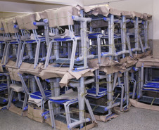 Escolas estaduais dos Núcleos Regionais de Educação (NREs) de Curitiba, Cornélio Procópio, Jacarezinho, Paranavaí e Londrina estão recebendo nesta semana novo mobiliário. É a primeira etapa da renovação das mesas e carteiras, que beneficiará todos os núcleos ainda este ano. Até dezembro, a Secretaria de Estado da Educação vai entregar 110.752 conjuntos escolares e 10.646 conjuntos de mesa para professores, para 832 escolas da rede estadual de ensino.