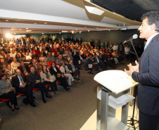 Aumento de 5,91% beneficia 84.165 profissionais do magistério, ativos e aposentados. O governador disse que o compromisso é elevar em 26% o salário dos professores para equiparar a remuneração da categoria com a dos demais servidores estaduais de nível superior. Neste ano, os reajustes concedidos para profissionais do magistério chegam a 12,79%.