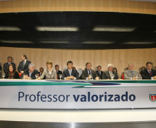 Aumento de 5,91% beneficia 84.165 profissionais do magistério, ativos e aposentados. O governador disse que o compromisso é elevar em 26% o salário dos professores para equiparar a remuneração da categoria com a dos demais servidores estaduais de nível superior. Neste ano, os reajustes concedidos para profissionais do magistério chegam a 12,79%.