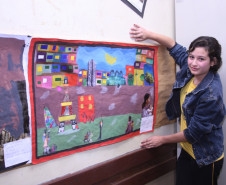 Durante as atividades, os estudantes fazem releituras de obras de artistas brasileiros. As obras são trabalhadas durante o período de quatro meses. O objetivo é desenvolver nos alunos o gosto pela arte. “Eu participo desde o ano passado. Eu gosto muito. Aqui é eu me encontro e faço o que eu gosto, que é pintar”, contou a estudante Rayla dos Santos Lima, 15 anos.